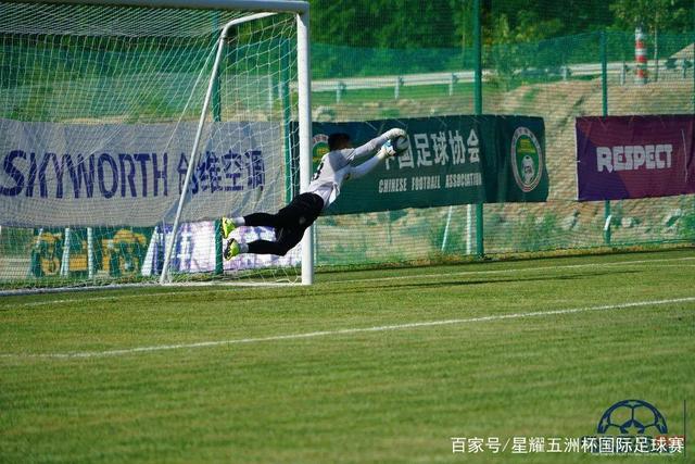 维尼修斯庆祝当选年度最佳球员 把World拼成word