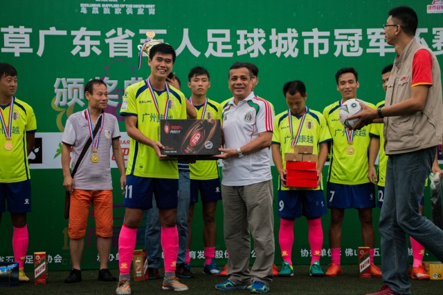 维尼修斯庆祝当选年度最佳球员 把World拼成word