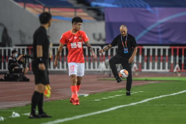 C罗庆祝击败达马克：打进2球全取3分